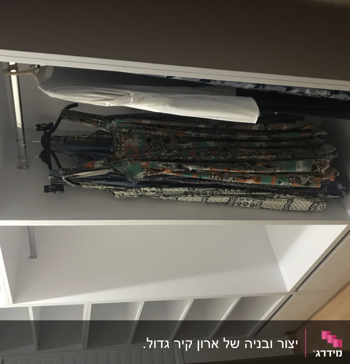ארון בגדים עם מדפים ותלייה